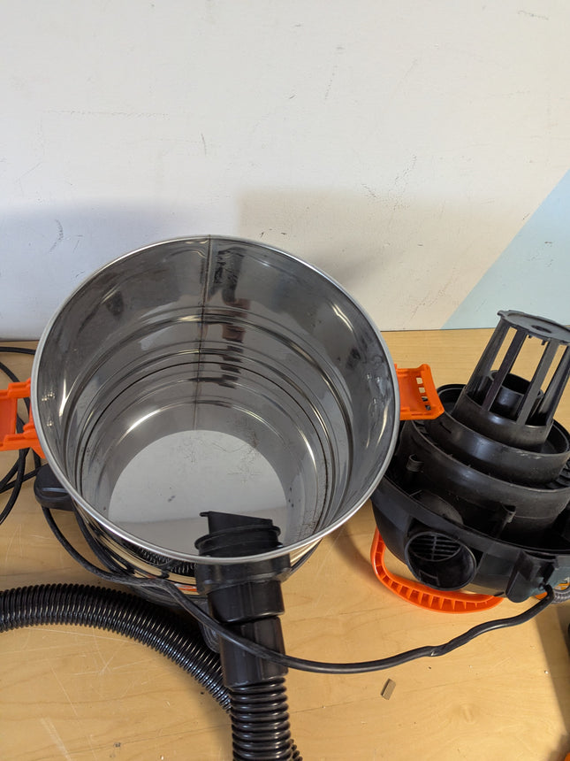 INCOMPLETE Kubota Wet/Dry Stainless Steel Vacuum Cleaner 4 Gallon (4 kg)