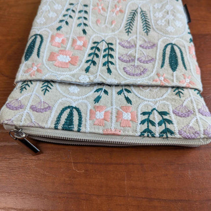 Embroidered Daisy Padded Sleeve for All-New Kindle Paperwhite, 7 Kindle Colorsof