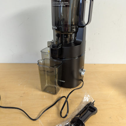 Actual unit: AMZCHEF SJ-036 juicer with juice cup, pulp cup and cleaning brush